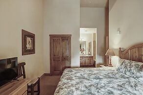 2311 Red Hawk Lodge 2 Bedroom Condo by RedAwning