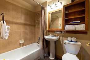 2311 Red Hawk Lodge 2 Bedroom Condo by RedAwning