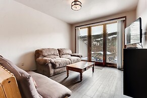 3BR Townhome- Walk to Slopes & Kids Ski Free by Redawning
