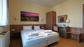Balaton Colors Beach Hotel