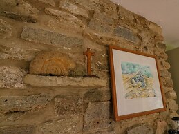 Fossil And The Cross Cottage