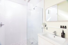 The Wesley by AvantStay – Mid-Century Modern Oasis with Pool