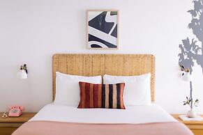 The Wesley by AvantStay – Mid-Century Modern Oasis with Pool