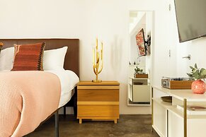 The Wesley by AvantStay – Mid-Century Modern Oasis with Pool