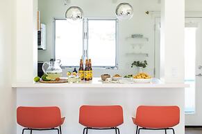 The Wesley by AvantStay – Mid-Century Modern Oasis with Pool