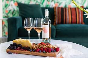 The Wesley by AvantStay – Mid-Century Modern Oasis with Pool