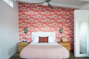 The Wesley by AvantStay – Mid-Century Modern Oasis with Pool