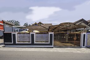 Capital O 1541 Puri Cikole Asri