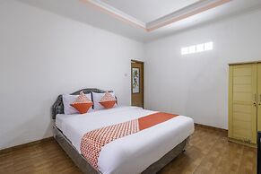 Capital O 1541 Puri Cikole Asri