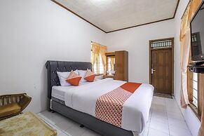 Capital O 1541 Puri Cikole Asri