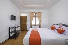 Capital O 1541 Puri Cikole Asri