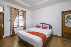 Capital O 1541 Puri Cikole Asri