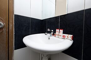 Super OYO 1565 Palebon Residence