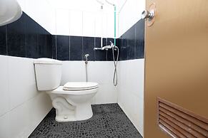 Super OYO 1565 Palebon Residence