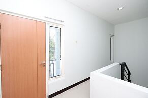 Super OYO 1565 Palebon Residence