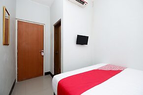 Super OYO 1565 Palebon Residence