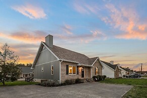 Rotties' 2 Bedroom Home by RedAwning