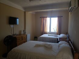 Pal's on the Beach - A Gold Standard Hotel