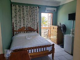 Pal's on the Beach - A Gold Standard Hotel