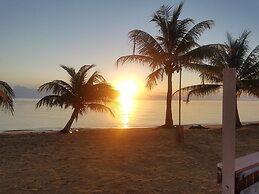 Pal's on the Beach - A Gold Standard Hotel