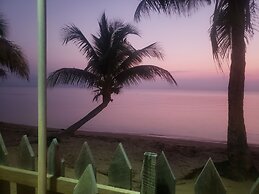 Pal's on the Beach - A Gold Standard Hotel