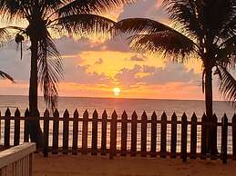 Pal's on the Beach - A Gold Standard Hotel