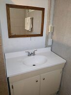 Pal's on the Beach - A Gold Standard Hotel