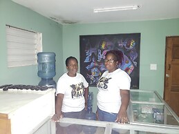 Pal's on the Beach - A Gold Standard Hotel