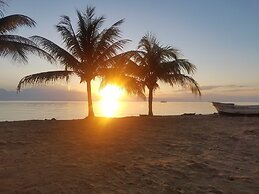 Pal's on the Beach - A Gold Standard Hotel