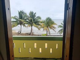 Pal's on the Beach - A Gold Standard Hotel