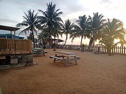 Pal's on the Beach - A Gold Standard Hotel