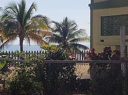 Pal's on the Beach - A Gold Standard Hotel