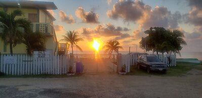 Pal's on the Beach - A Gold Standard Hotel