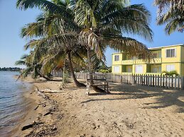 Pal's on the Beach - A Gold Standard Hotel