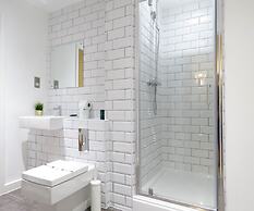 Tudors eSuites Birmingham Canalside with Gated Parking