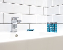 Tudors eSuites Birmingham Canalside with Gated Parking