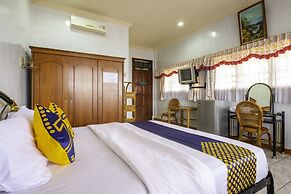 SPOT ON 1896 Hotel Mahkota Pantai