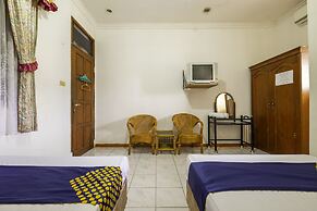 SPOT ON 1896 Hotel Mahkota Pantai