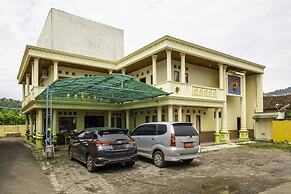 SPOT ON 1896 Hotel Mahkota Pantai