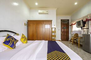 SPOT ON 1896 Hotel Mahkota Pantai