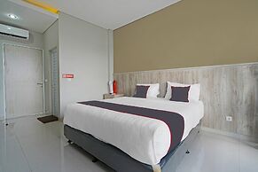 Capital O 1898 Louise Place