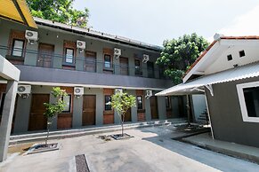 Capital O 1898 Louise Place