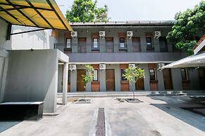 Capital O 1898 Louise Place