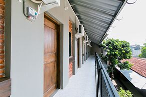 Capital O 1898 Louise Place