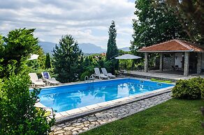 Luxury Green Oasis Villa With Pool!
