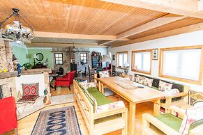 Luxury Green Oasis Villa With Pool!