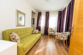 Luxury Green Oasis Villa With Pool!