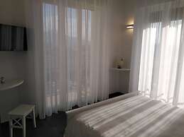 Delia Rooms & Gallery