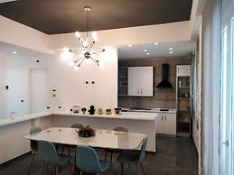 Delia Rooms & Gallery