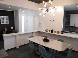 Delia Rooms & Gallery